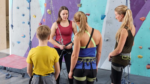young-climbing-instructor-consulting-group-of-EK96WVS
